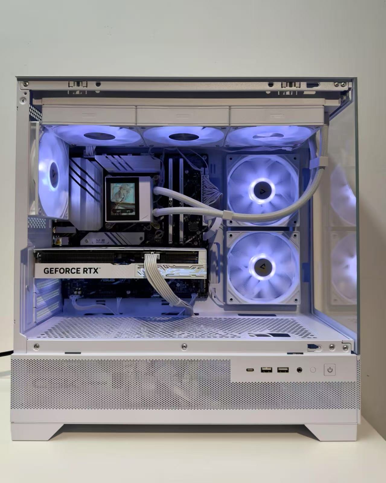 RTX 5070 R7-9700X全白海景組合